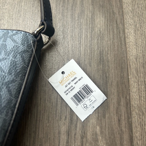 Michael Kors Jet Set Travel Shoulder Bag - Picture 3 of 3